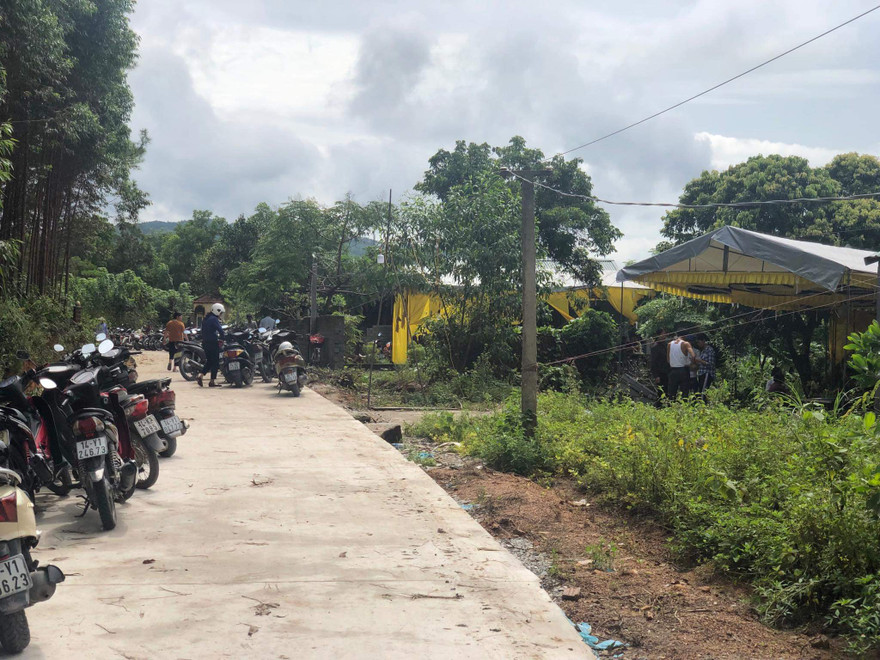 Đám tang 2 bố con cách nhau 10m trong vườn nhà