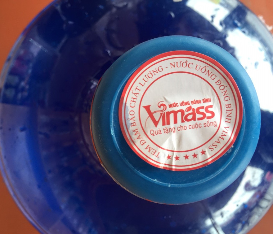 Hải Phòng thu hồi toàn bộ nước đóng chai 'hóa phép' từ mương nước thải