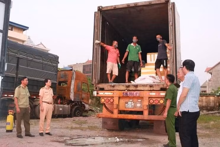 Dùng container chở 6 tấn lòng lợn nhiễm dịch tả đi tiêu thụ