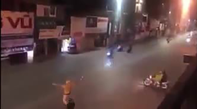 Ba thanh niên vừa phóng xe 'bạt mạng', vừa hú hét mặc cho CSGT vây bắt