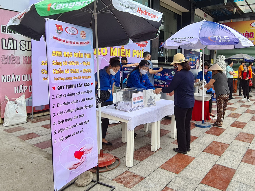 Tuôn chảy những hạt gạo nghĩa tình từ cây 'ATM gạo' Hải Phòng