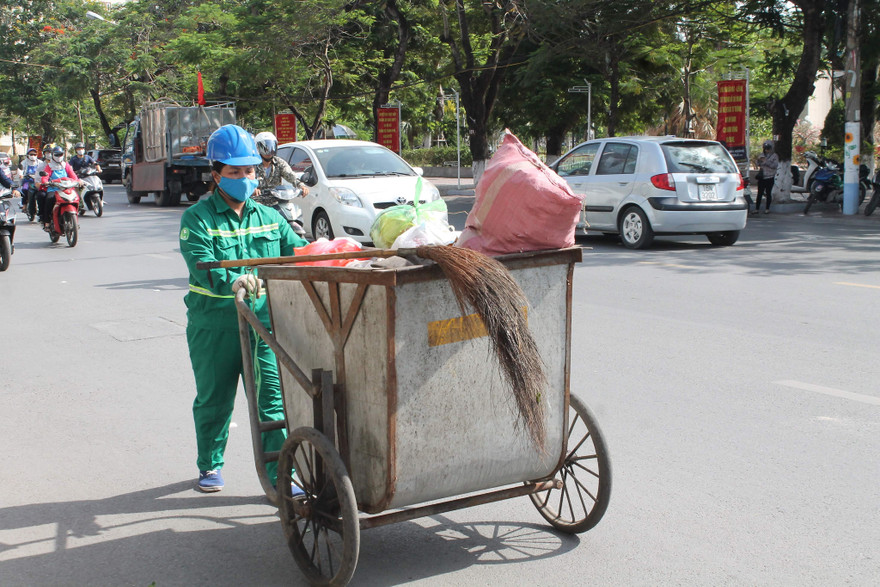 Người Hải Phòng đội nắng mưu sinh giữa trời nắng như đổ lửa