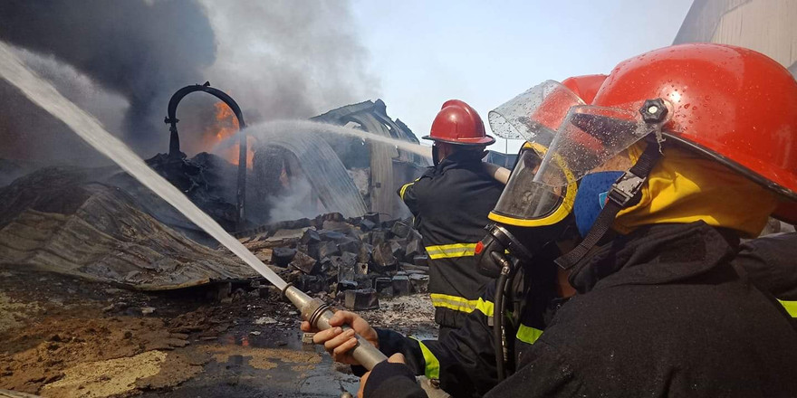 Cháy lớn tại Hải Phòng, hàng trăm chiến sĩ căng mình dập lửa