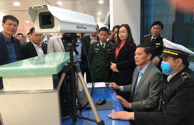 3 người bay từ TP.HCM ra Hải Phòng sốt cao, một người bỏ đi chưa rõ tung tích