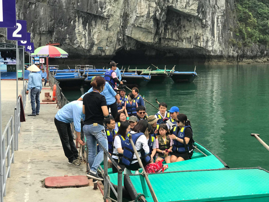 Chèo đò thu tiền tỷ trên vịnh Hạ Long: Chính quyền nói gì?