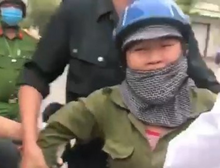 Phó Chủ tịch phường xúc phạm người bán rau: 'Con điên này!'