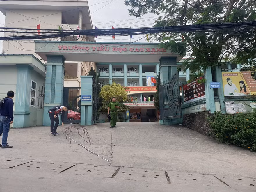 Hai phụ huynh ẩu đả trước cổng trường, một người bị đâm gục