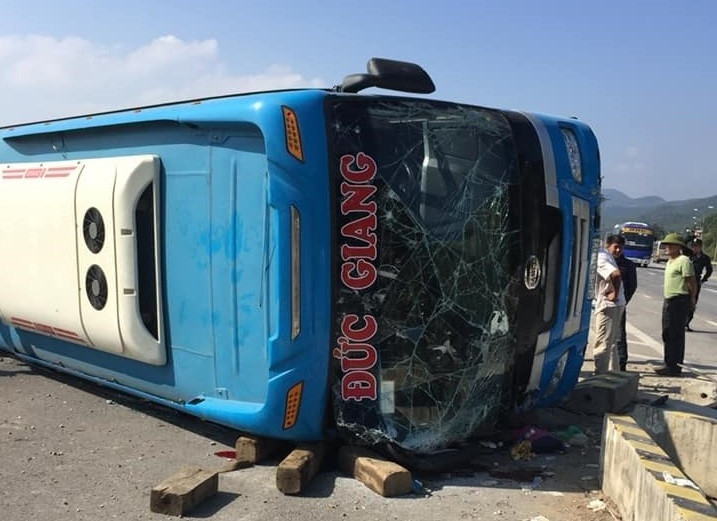 Xe khách húc tung dải phân cách, 7 người thương vong