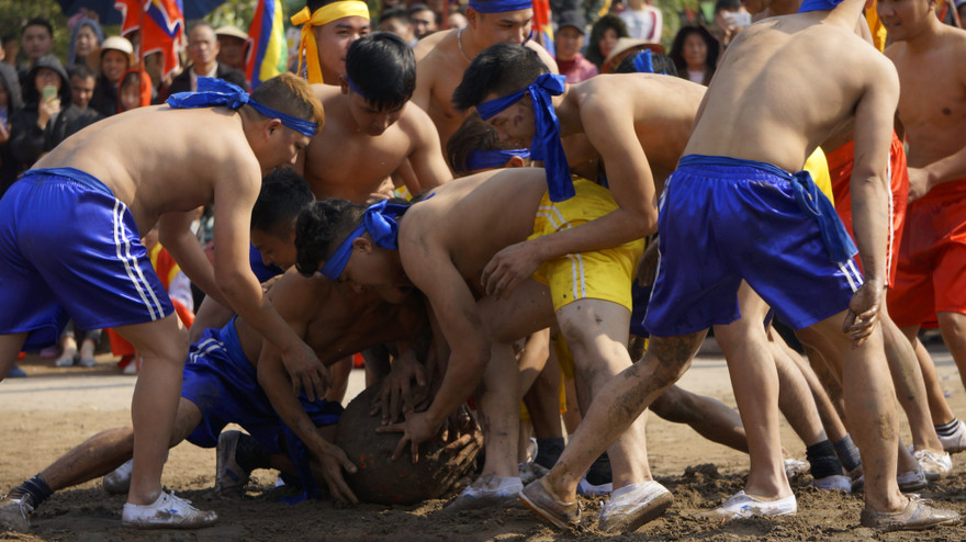 Hàng chục trai làng đánh vật với quả cầu làm từ củ chuối khổng lồ