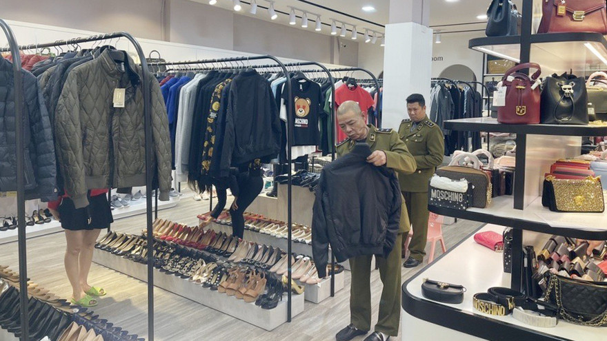 200 sản phẩm hàng hiệu nghi nhập lậu tại TP Móng Cái