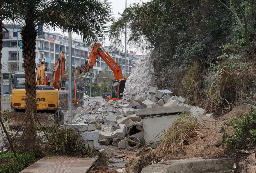 Phá núi đá thuộc quần thể di sản vịnh Hạ Long để mở đường