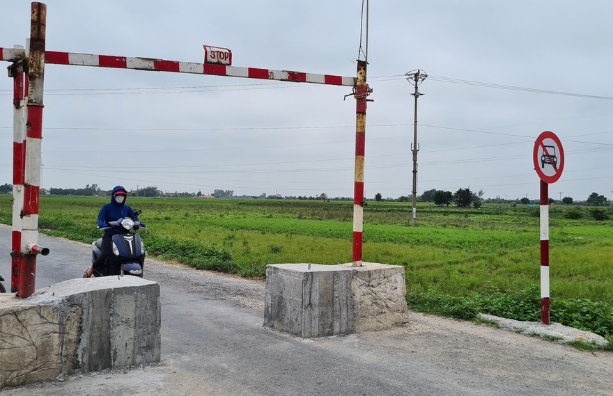 Đường vào trụ sở xã bị trụ bê tông của huyện chặn... từ xa