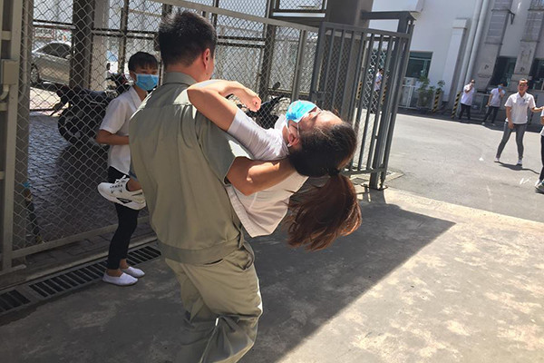 Hàng chục công nhân bị ngất, buồn nôn, chóng mặt vì hít phải khí lạ.