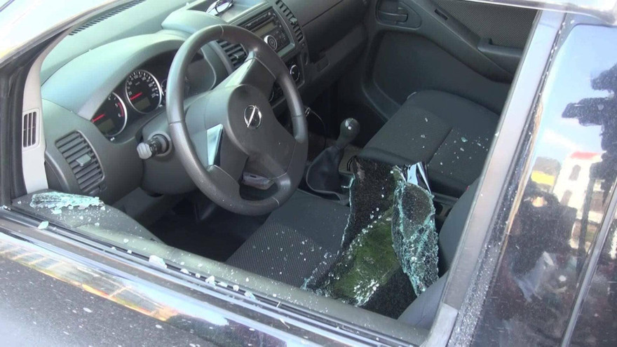 Chiếc ô tô bị đập kính trộm tiền