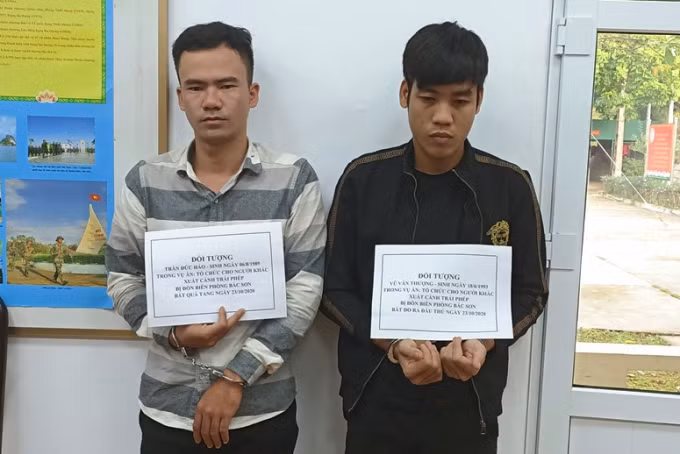 2 thanh niên dùng xe máy chở người xuất cảnh trái phép