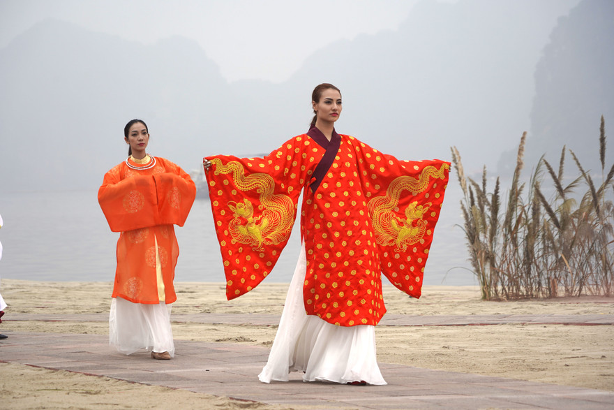 Festival Áo dài: Thả dáng kiêu sa bên bờ vịnh Bái Tử Long