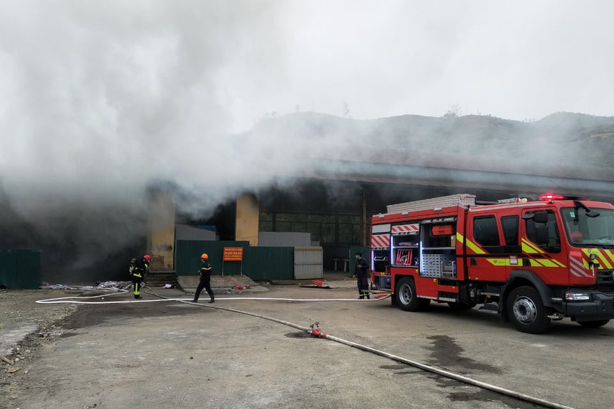 Cháy kho hàng hoá ở cửa khẩu Bắc Phong Sinh, gần chục tấn hàng hoá bị thiêu rụi