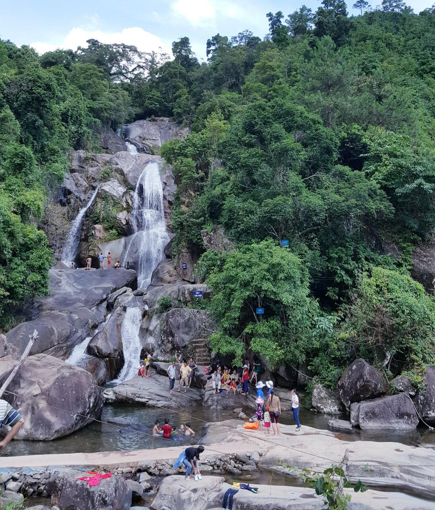 Xe khách chở 21 người lăn xuống vực sâu ở Quảng Ninh