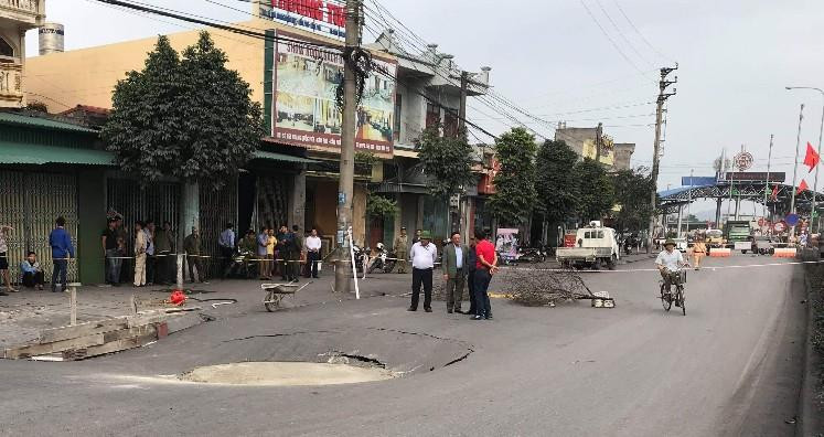 'Hố tử thần' xuất hiện giữa quốc lộ 18