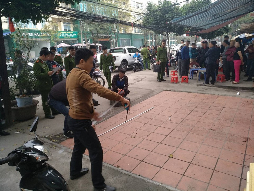 Lực lượng chức năng đang tiến hành khám nghiệm hiện trường vụ án mạng