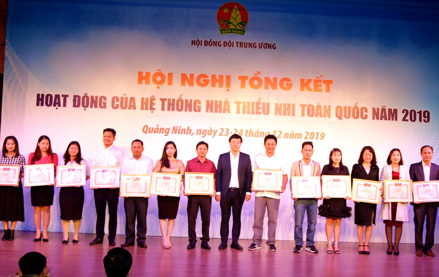 Anh Lê Quốc Phong tặng bằng khen cho hệ thống Nhà Thiếu nhi toàn quốc