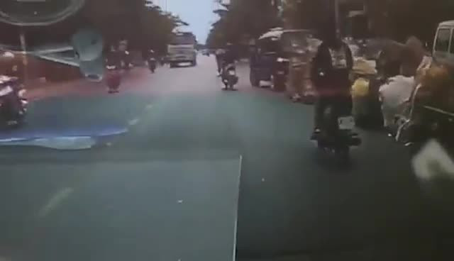 Đánh võng trên đường, ba nam thanh niên bị cuốn vào gầm xe bồn 