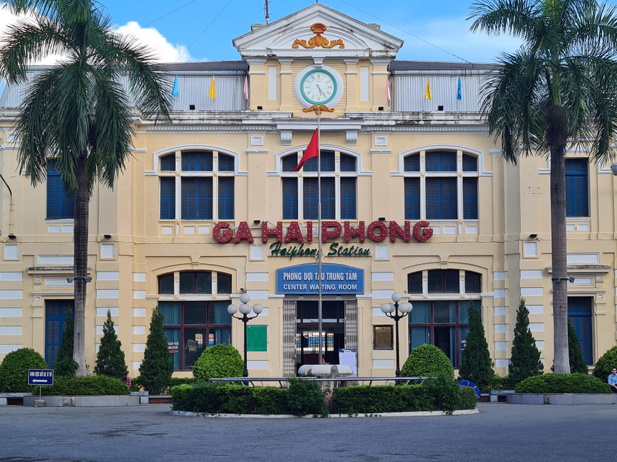 Phong toả nhiều nhà hàng, khử khuẩn ga Hải Phòng vì ca mắc COVID-19