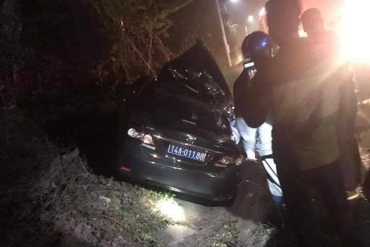 Xe ô tô biển xanh húc đuôi container, 4 người thương vong