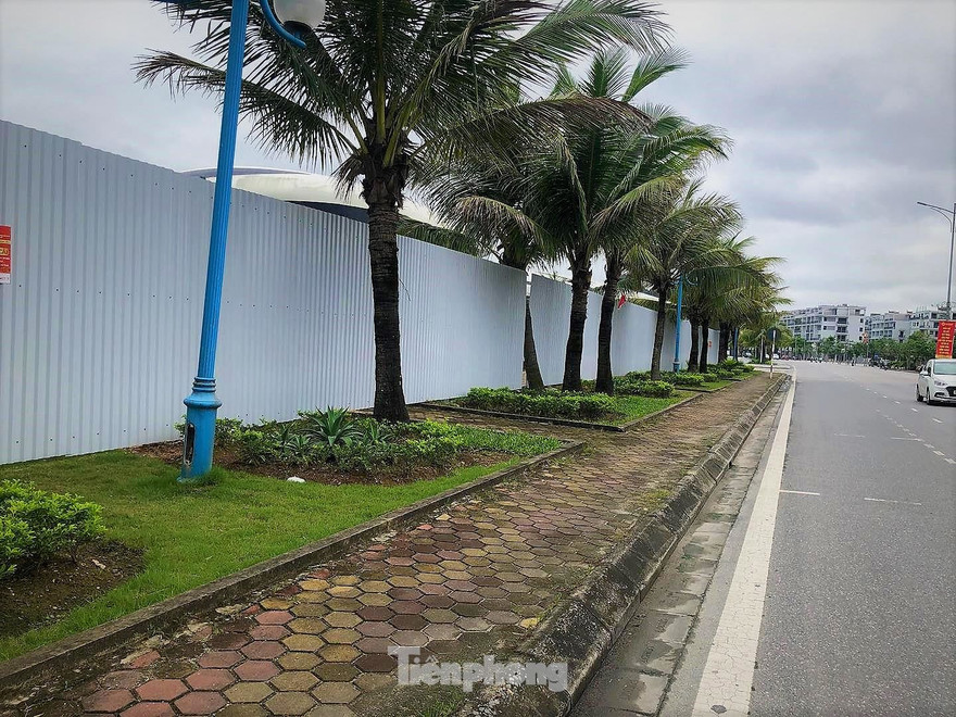 Đường ngắm vịnh đẹp nhất Hạ Long bất ngờ bị tôn che kín