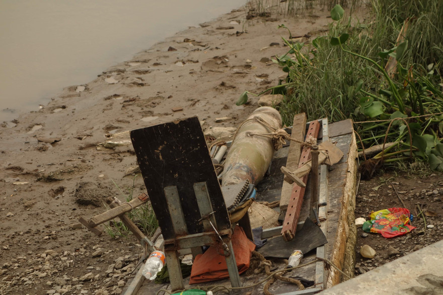 Cận cảnh quả bom nặng hơn 100kg dưới lòng sông Hải Phòng