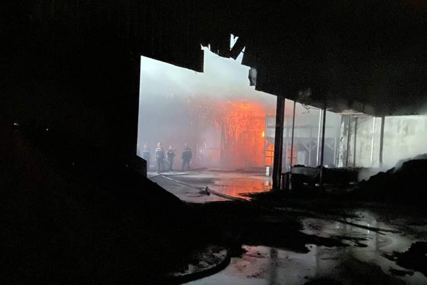 Cháy lớn thiêu rụi nhà kho chứa đồ tang lễ, lan sang trung tâm tiệc cưới