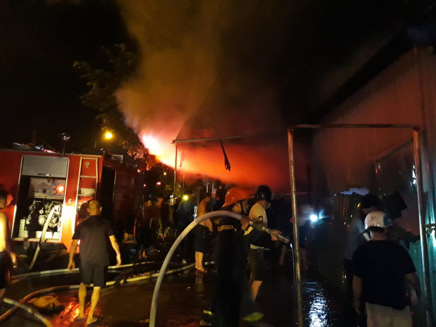 Cháy cửa hàng tạp hóa lớn nhất vùng biên Móng Cái