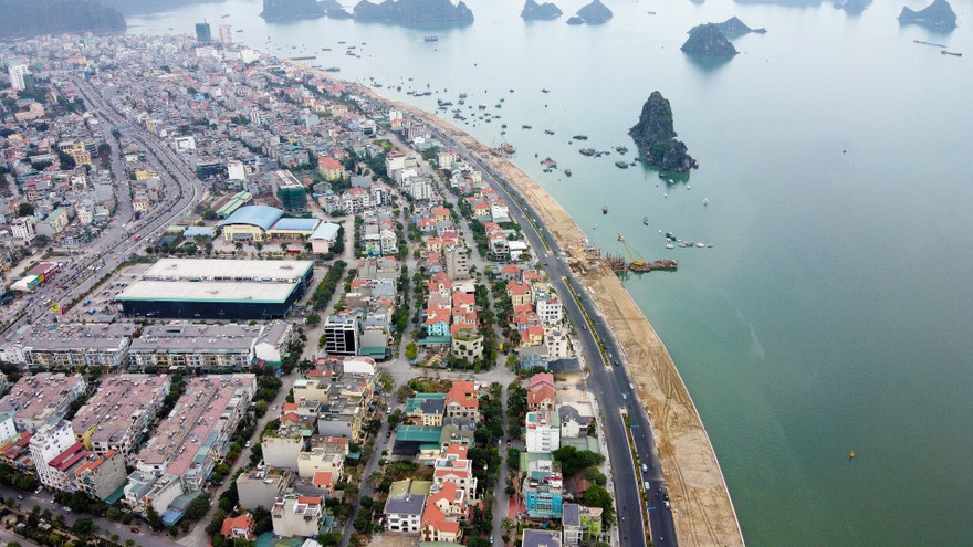 Vịnh Hạ Long đón du khách từ trưa 1/5, hàng quán được mở cửa trở lại