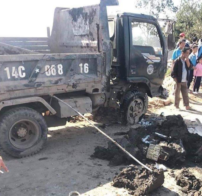 Hy hữu: Lật xe chở bùn, một nữ sinh bị vùi lấp khi đi học về