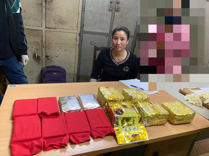Bắt quả tang 'nữ quái' vận chuyển, tàng trữ 10 bánh heroin