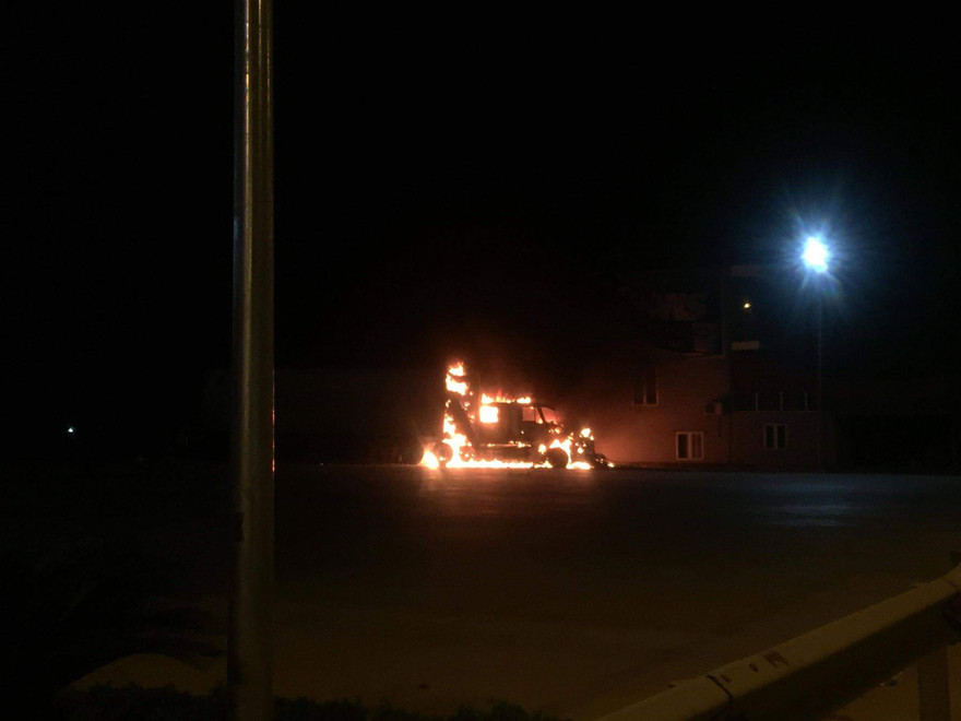 Khiếp hãi khi xe container bốc cháy cạnh cây xăng