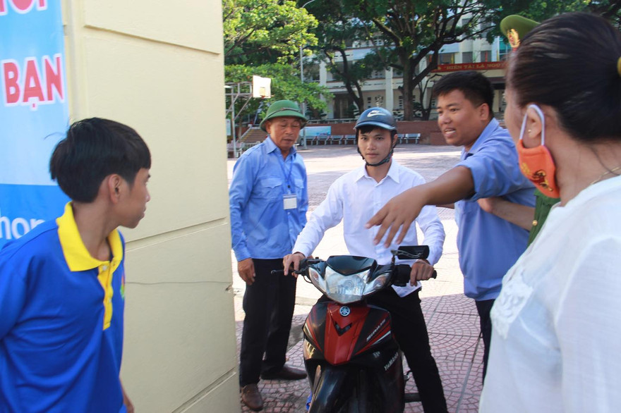 Quảng Ninh: Tới nhầm điểm thi vì ôn bài khuya quá