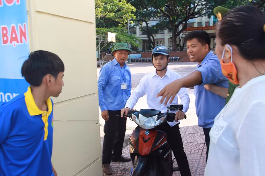 Quảng Ninh: Tới nhầm điểm thi vì ôn bài khuya quá
