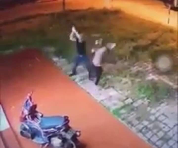 Người phụ nữ bị hàng xóm chém gần đứt lìa 2 cánh tay