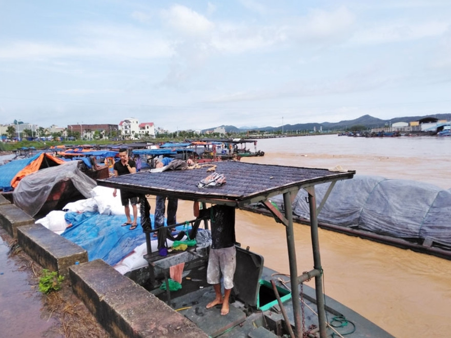 Mưa lớn ở Móng Cái, nhiều đò sắt bị nhấn chìm trong lũ