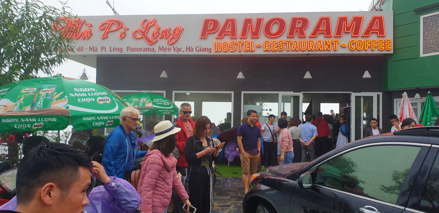 Du khách chen chân 'check in' ở Panorama Mã Pì Lèng giữa ồn ào sai phạm