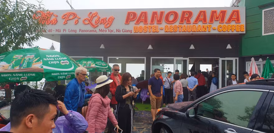 Du khách chen chân 'check in' ở Panorama Mã Pì Lèng giữa ồn ào sai phạm