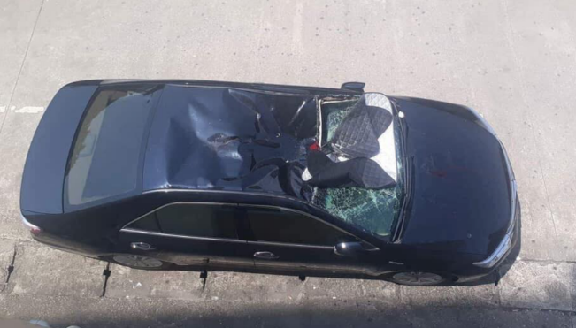 Chiếc xe bẹp dúm phần nóc, kính văng tung tóe.