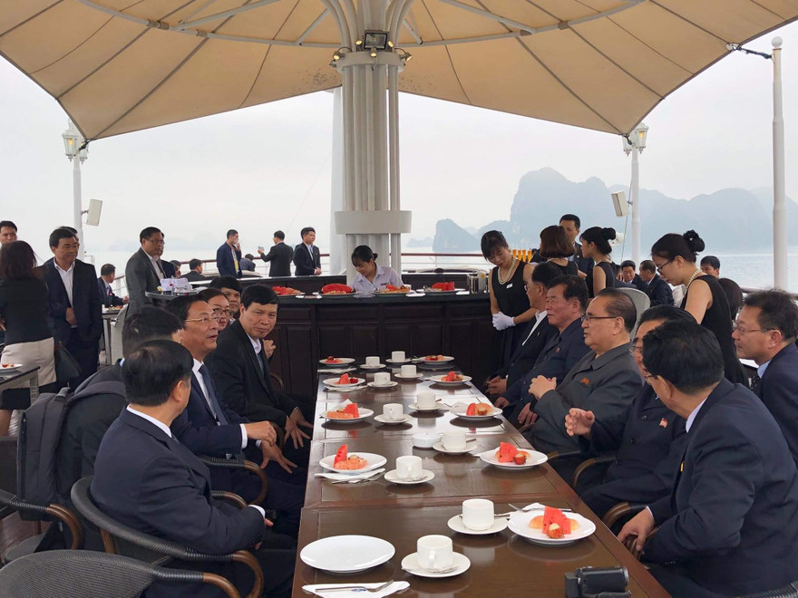  Đoàn lãnh đạo Triều Tiên ngỡ ngàng trước cảnh đẹp vịnh Hạ Long