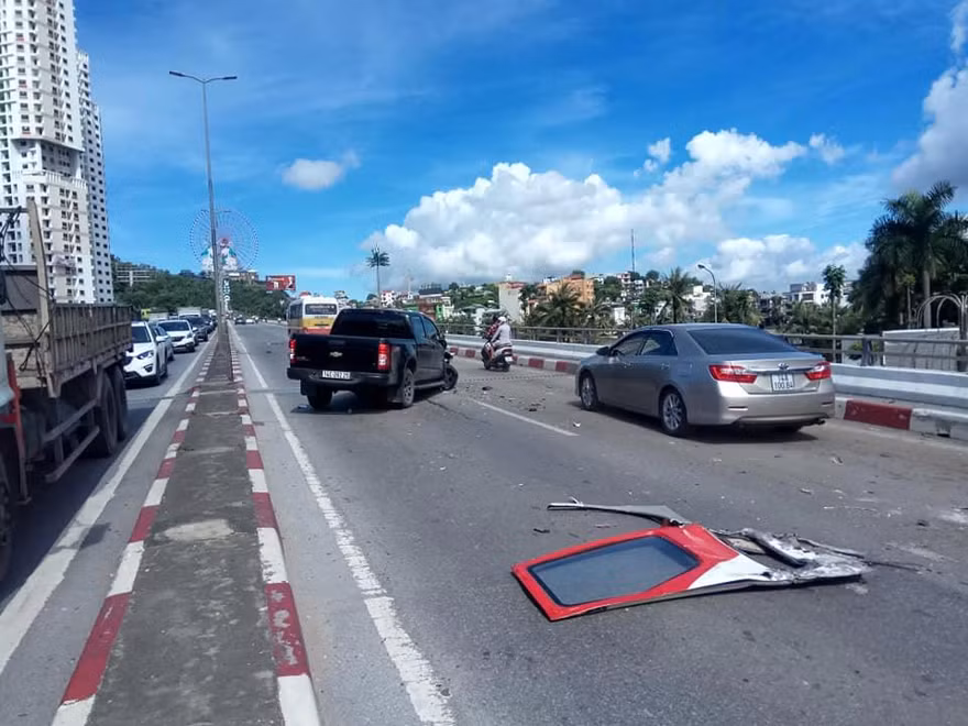Ô tô khách ủi hàng loạt xe máy ở cầu Bãi Cháy, 5 người thương vong