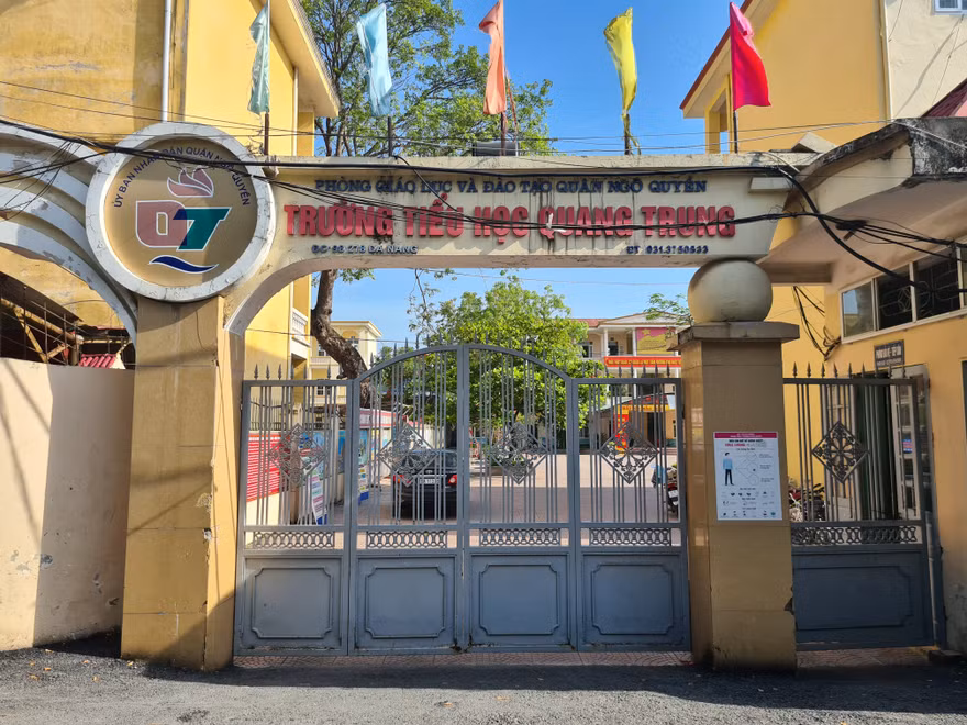 Học sinh tiểu học đội nắng ở cổng trường vì đi học sớm: Xem xét học ngày 1 buổi