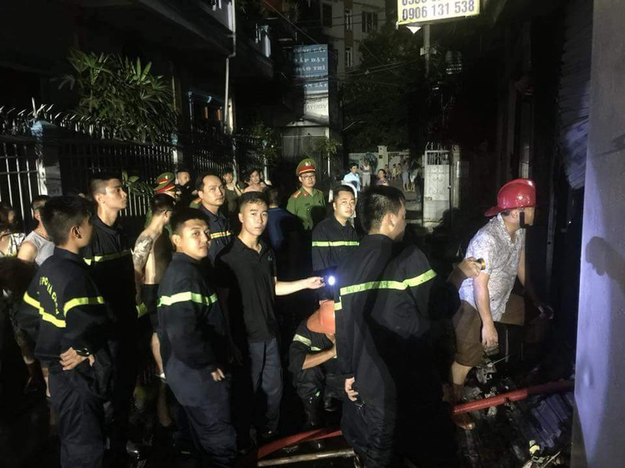 Cửa hàng phụ tùng ô tô xe máy bốc cháy lúc nửa đêm