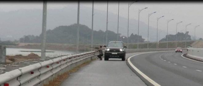 Hy hữu, dùng súng tự chế bắn chim trên đường cao tốc