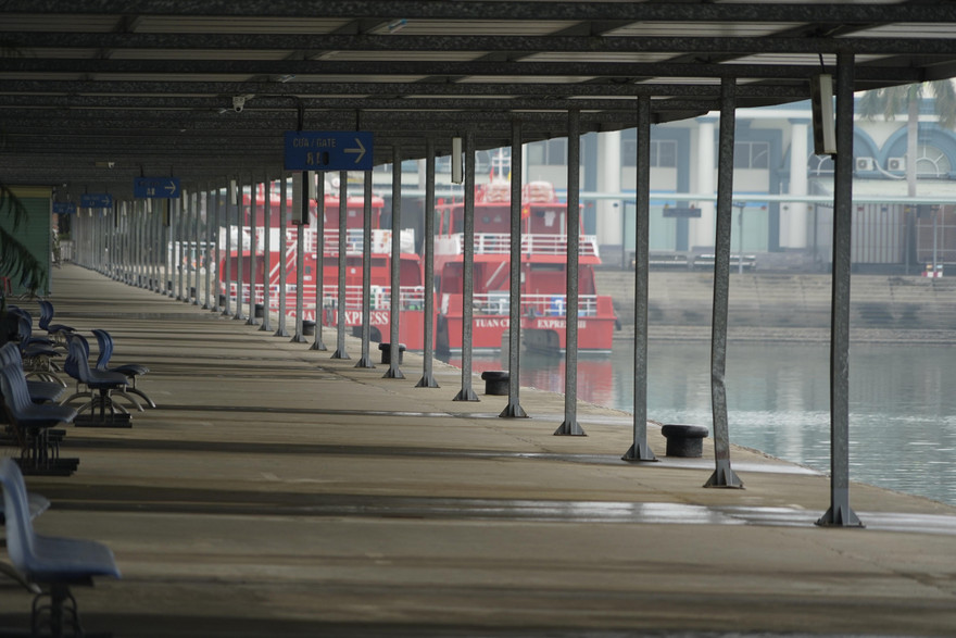 Mở cửa du lịch nội tỉnh, Hạ Long vẫn 'vắng như chùa bà Đanh'