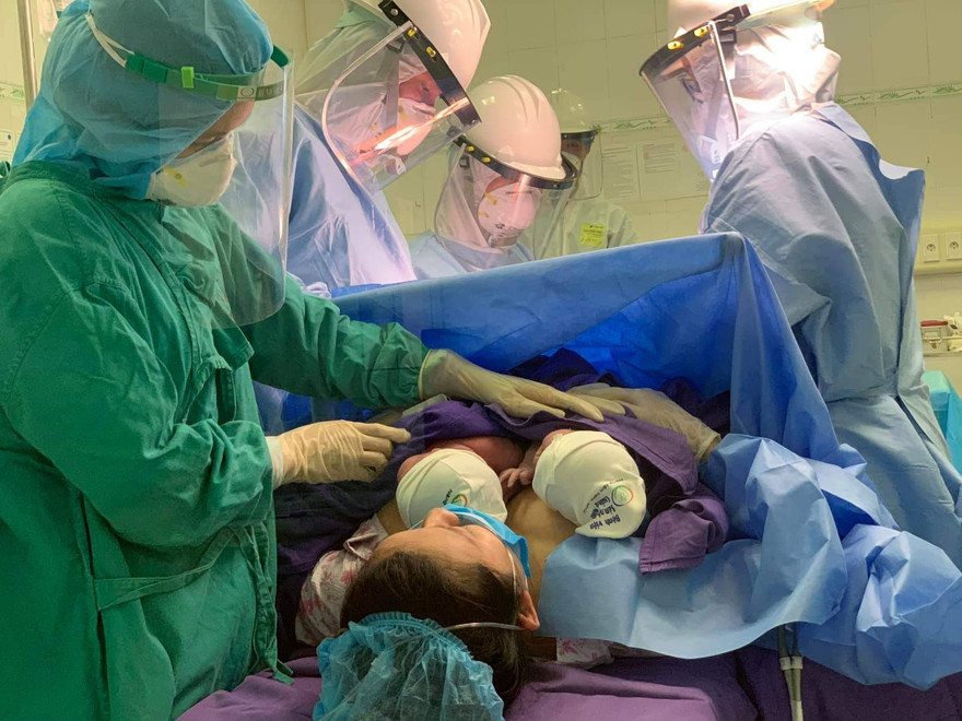 2 bé gái song sinh chào đời trong khu cách ly